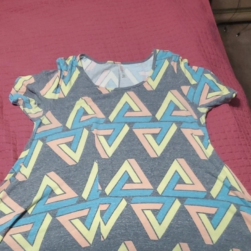 LuLaRoe Gray Tee with Pastel Geometric Pattern